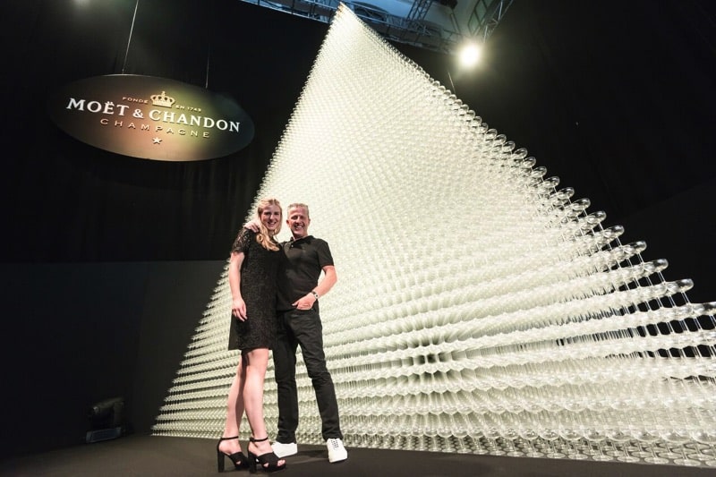 REMARKABLE WORLD RECORD: LUUK AND HIS TEAM STACKED 50,116 CHAMPAGNE GLASSES ON TOP OF EACH OTHER
